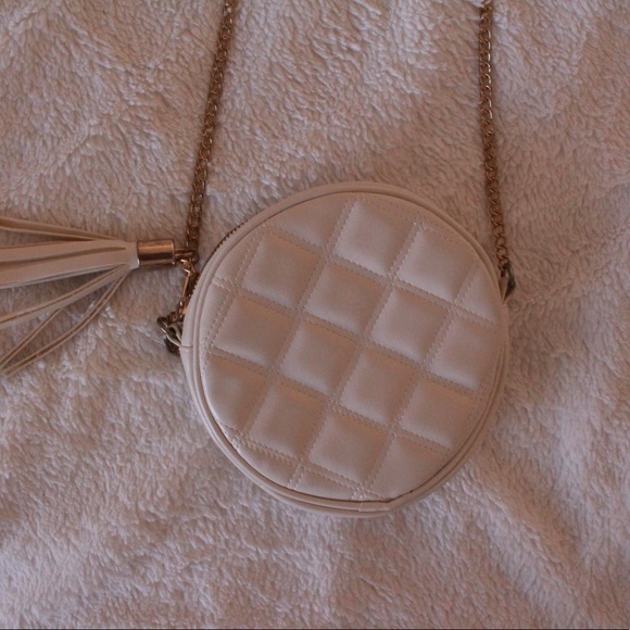 ♡WHITE CIRCLE CHAIN PURSE♡ - Picture 2 of 3